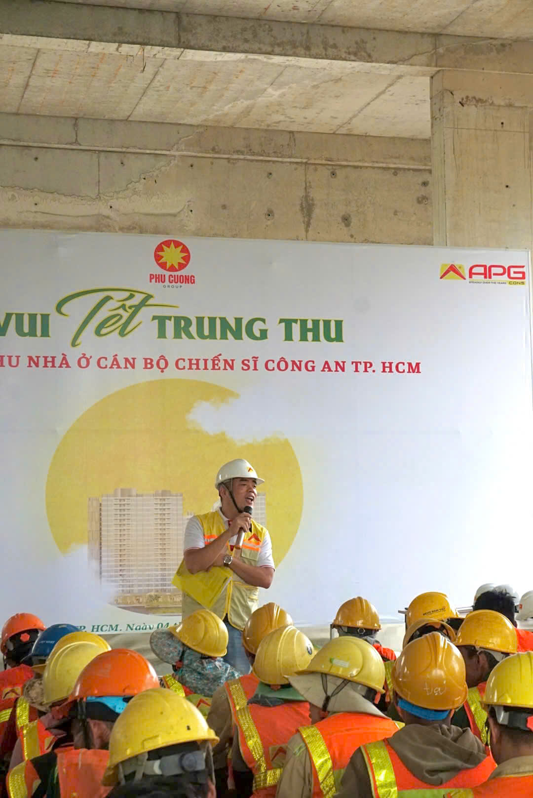 Trao quà Trung thu cho Công nhân Dự án Khu Nhà ở Cán bộ Chiến sĩ Công An Tp. Hồ Chí Minh
