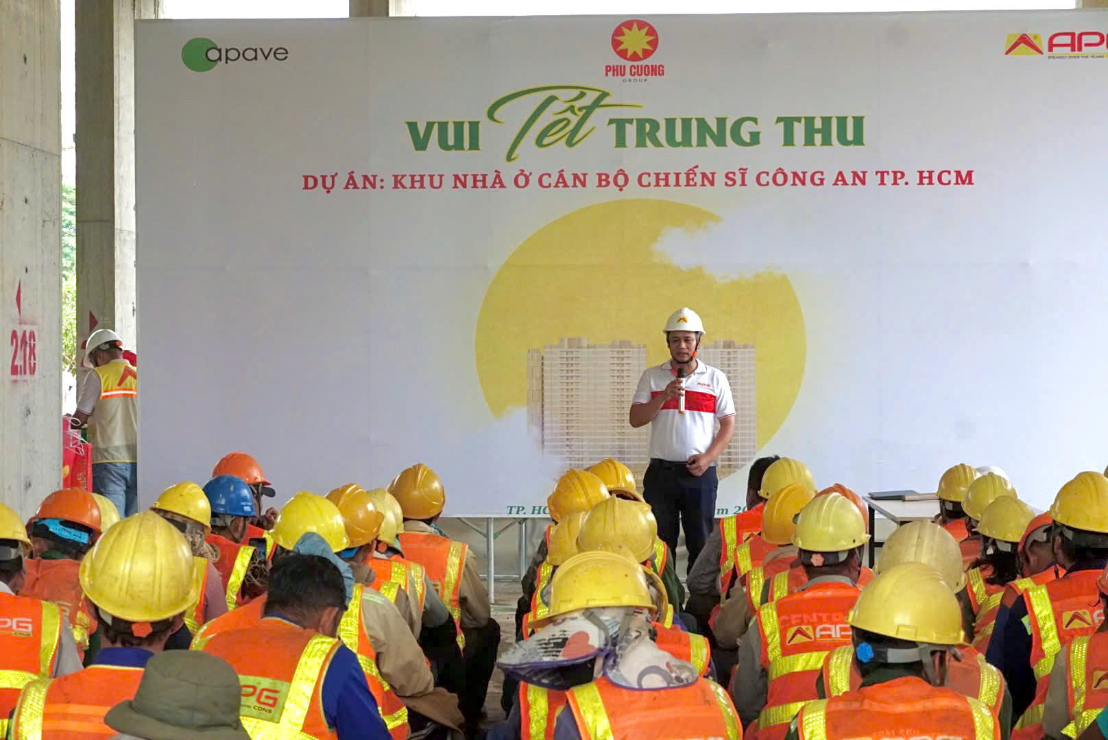 Trao quà Trung thu cho Công nhân Dự án Khu Nhà ở Cán bộ Chiến sĩ Công An Tp. Hồ Chí Minh
