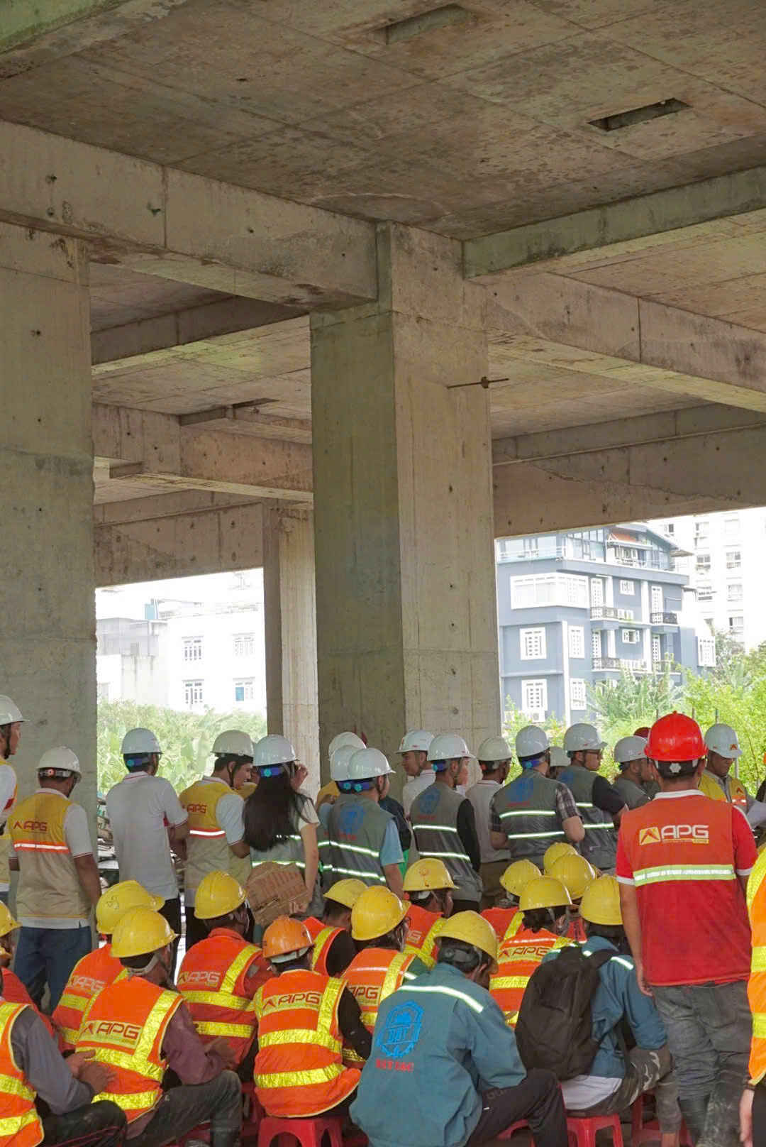 Trao quà Trung thu cho Công nhân Dự án Khu Nhà ở Cán bộ Chiến sĩ Công An Tp. Hồ Chí Minh