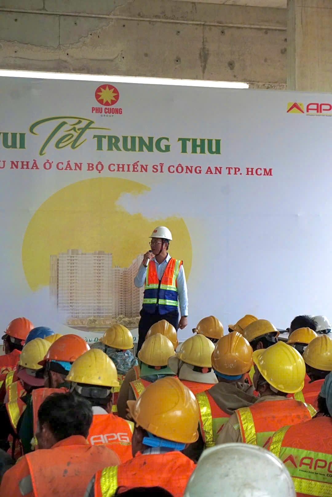Trao quà Trung thu cho Công nhân Dự án Khu Nhà ở Cán bộ Chiến sĩ Công An Tp. Hồ Chí Minh