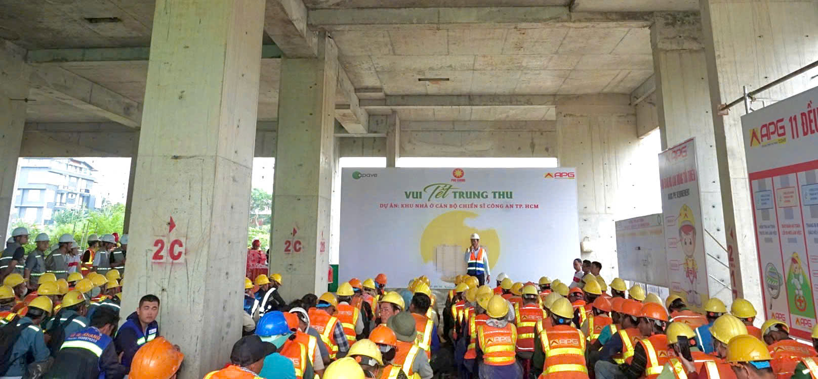 Trao quà Trung thu cho Công nhân Dự án Khu Nhà ở Cán bộ Chiến sĩ Công An Tp. Hồ Chí Minh