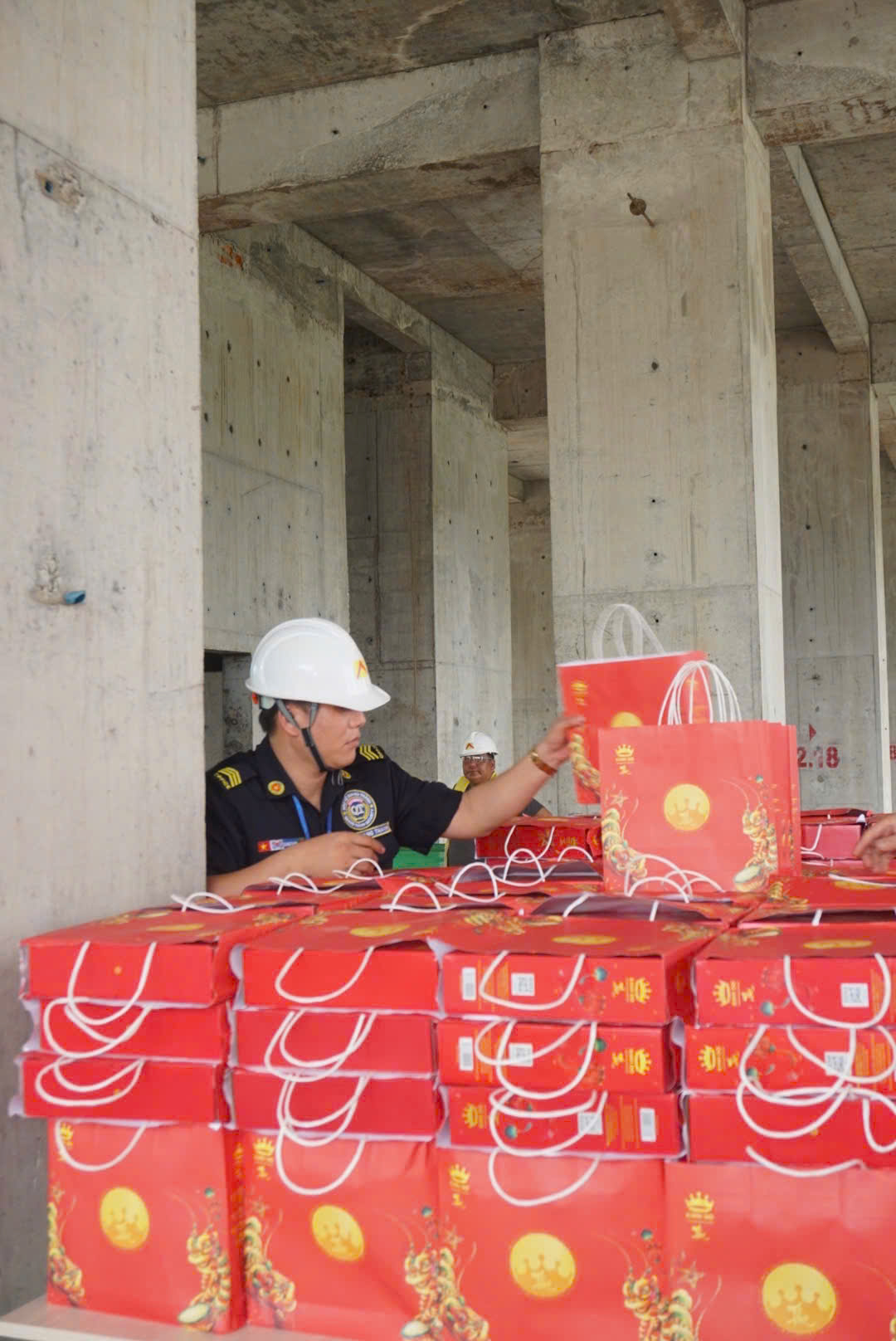 Trao quà Trung thu cho Công nhân Dự án Khu Nhà ở Cán bộ Chiến sĩ Công An Tp. Hồ Chí Minh