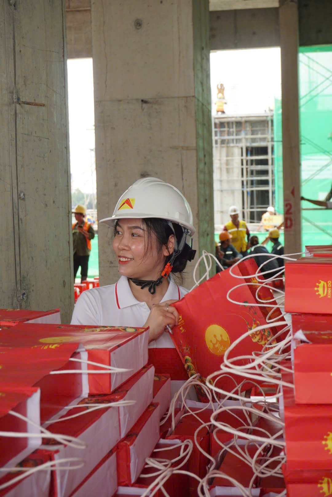 Trao quà Trung thu cho Công nhân Dự án Khu Nhà ở Cán bộ Chiến sĩ Công An Tp. Hồ Chí Minh