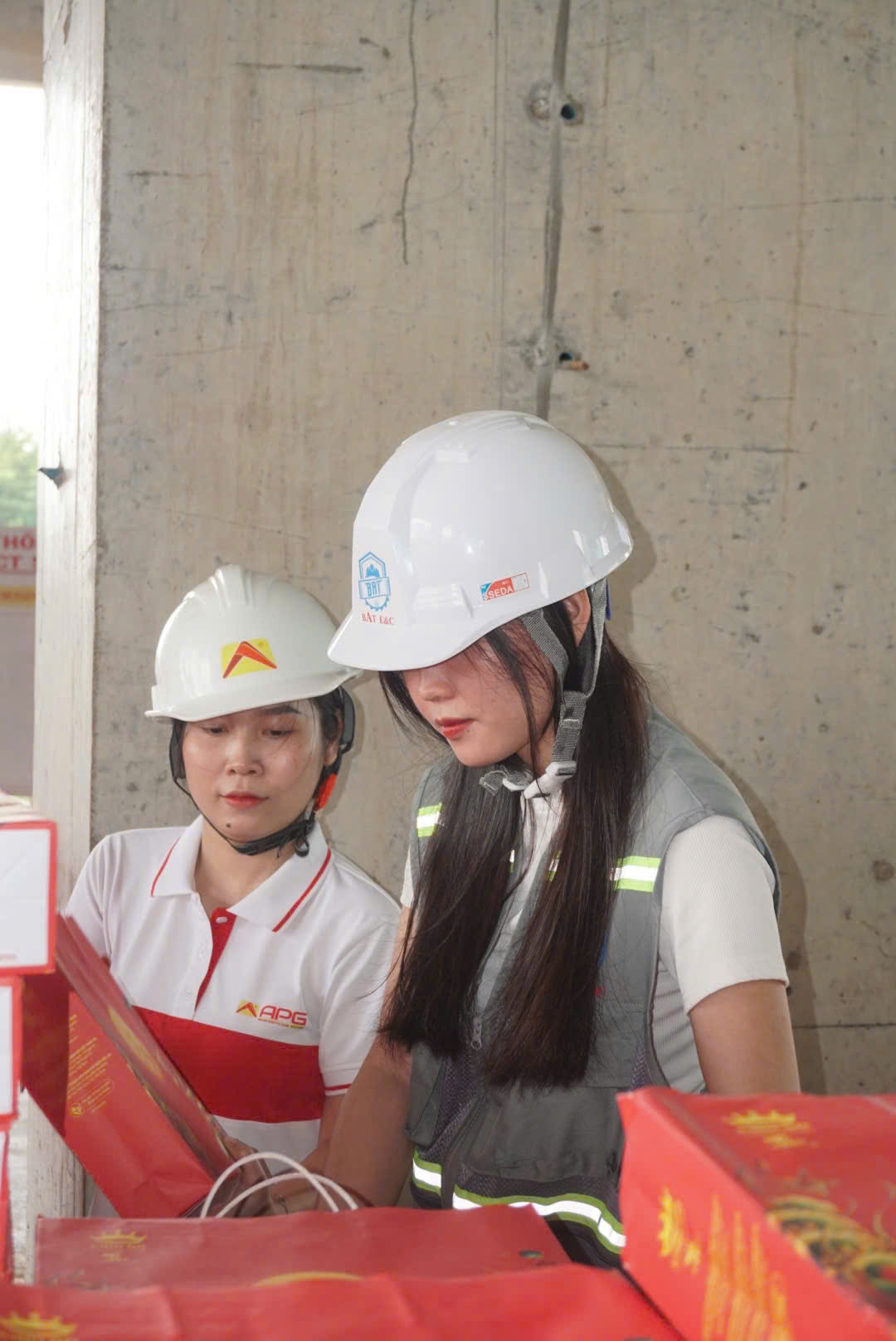 Trao quà Trung thu cho Công nhân Dự án Khu Nhà ở Cán bộ Chiến sĩ Công An Tp. Hồ Chí Minh