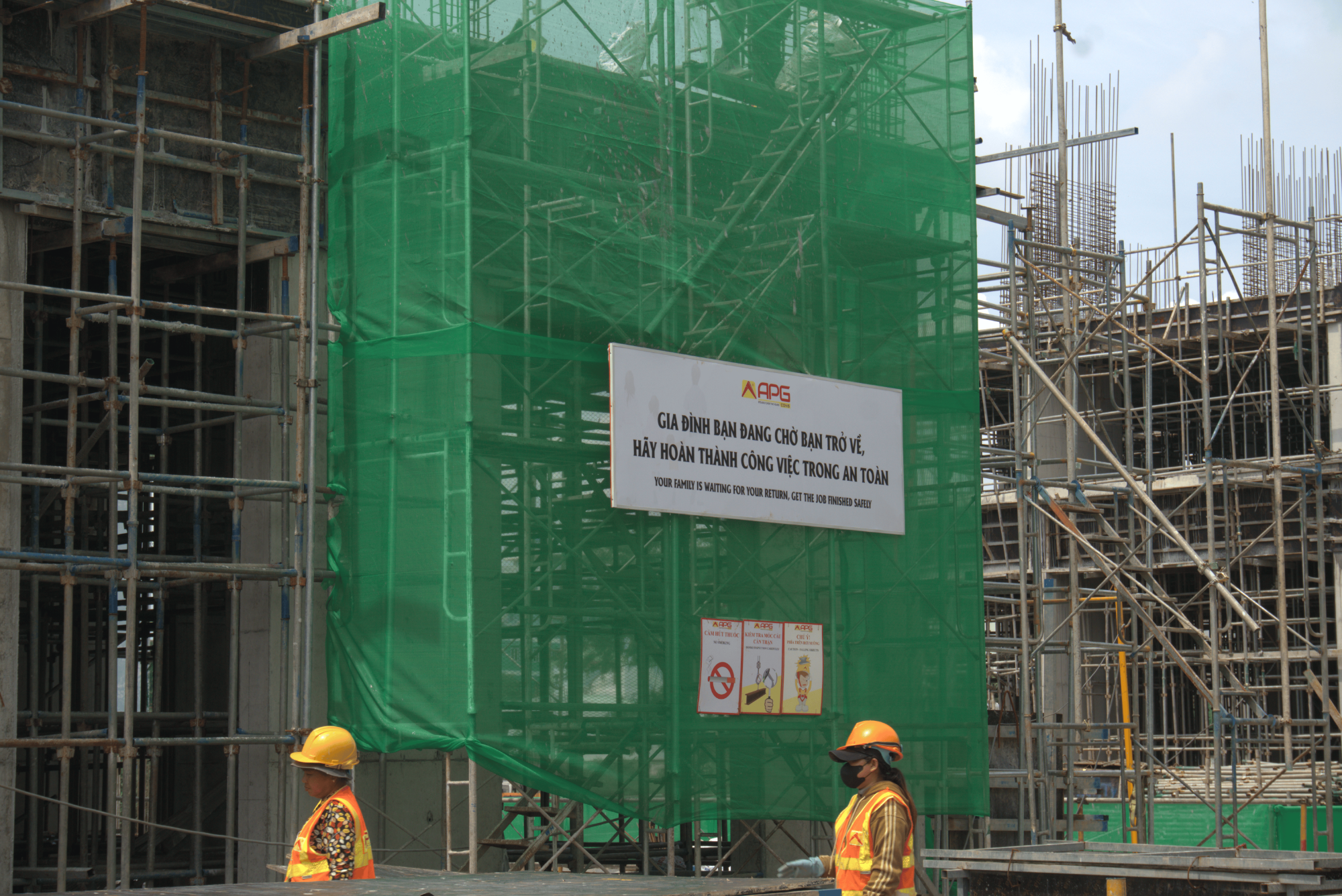 Trao quà Trung thu cho Công nhân Dự án Khu Nhà ở Cán bộ Chiến sĩ Công An Tp. Hồ Chí Minh