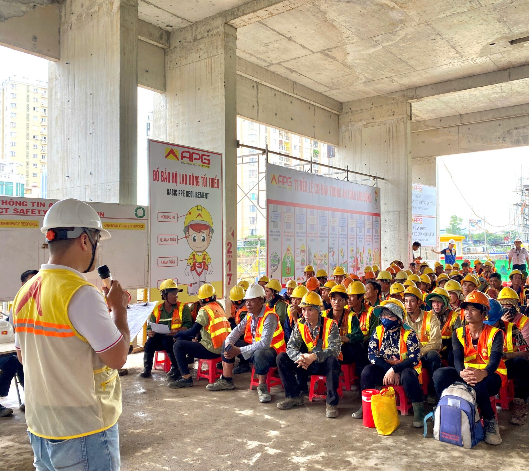 Trao quà Trung thu cho Công nhân Dự án Khu Nhà ở Cán bộ Chiến sĩ Công An Tp. Hồ Chí Minh
