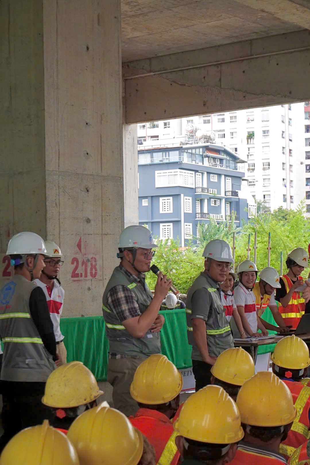 Trao quà Trung thu cho Công nhân Dự án Khu Nhà ở Cán bộ Chiến sĩ Công An Tp. Hồ Chí Minh