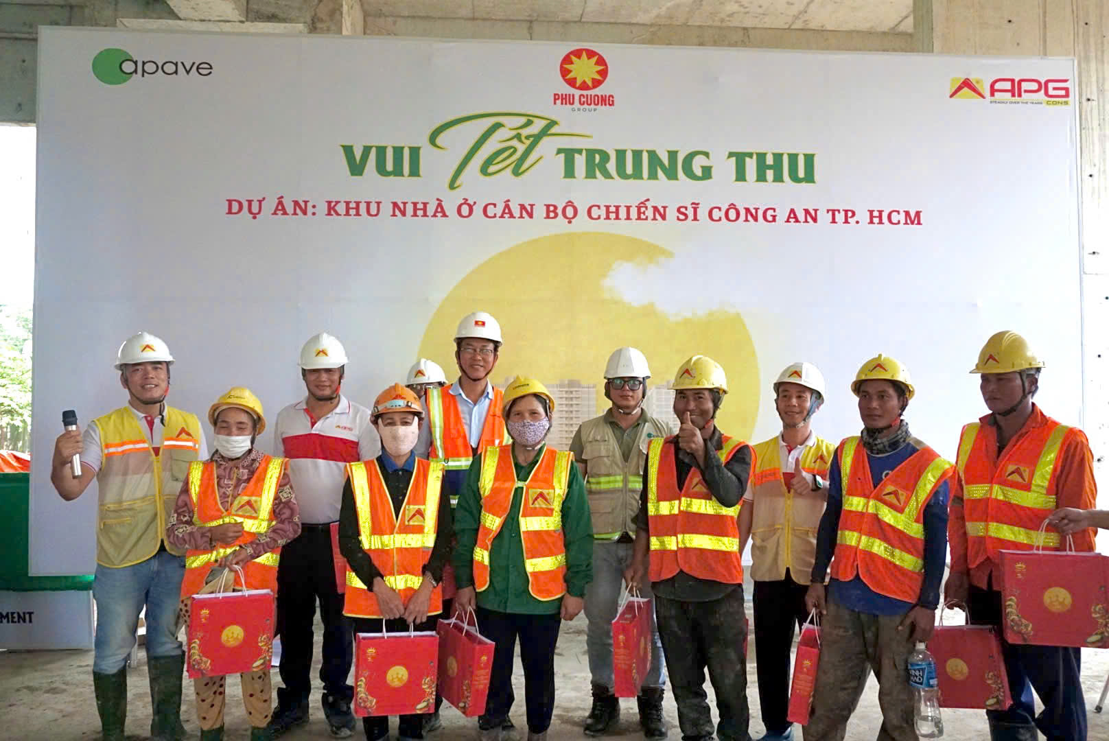 Trao quà Trung thu cho Công nhân Dự án Khu Nhà ở Cán bộ Chiến sĩ Công An Tp. Hồ Chí Minh