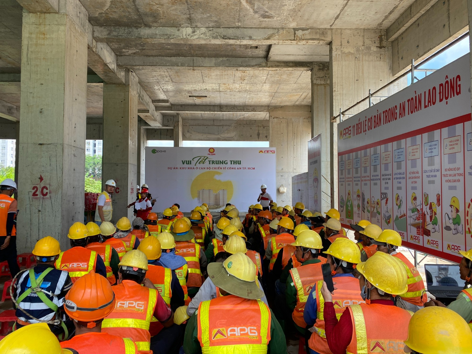 Trao quà Trung thu cho Công nhân Dự án Khu Nhà ở Cán bộ Chiến sĩ Công An Tp. Hồ Chí Minh