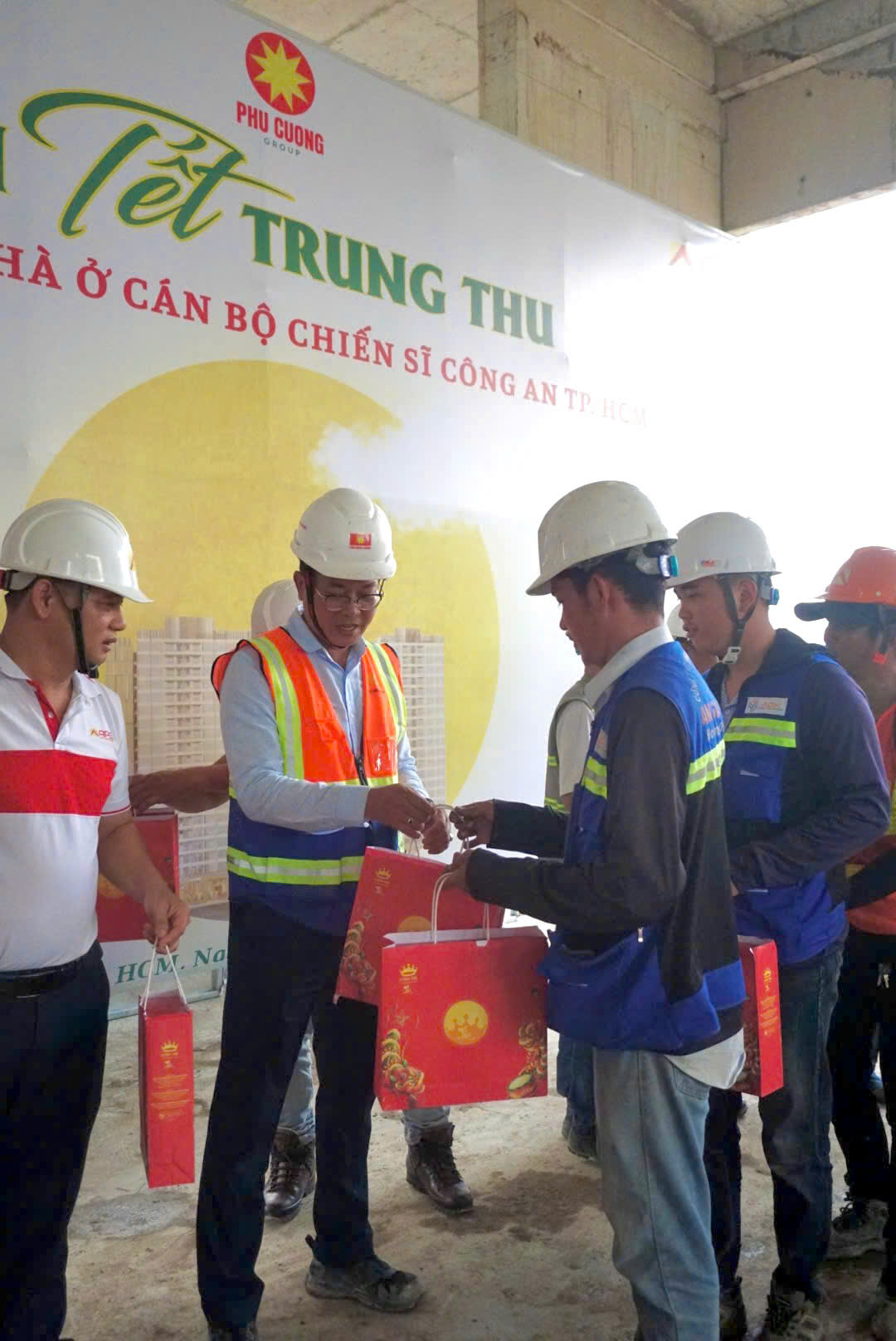 Trao quà Trung thu cho Công nhân Dự án Khu Nhà ở Cán bộ Chiến sĩ Công An Tp. Hồ Chí Minh