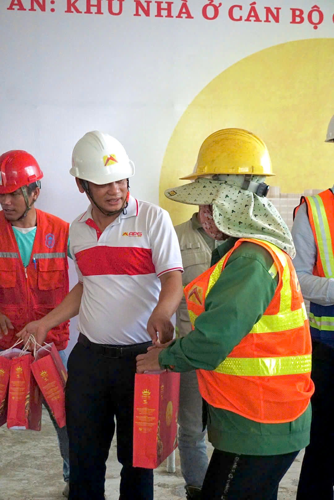Trao quà Trung thu cho Công nhân Dự án Khu Nhà ở Cán bộ Chiến sĩ Công An Tp. Hồ Chí Minh