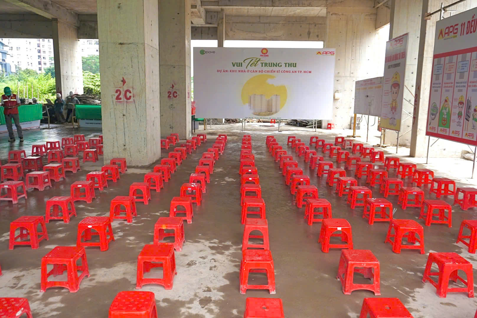 Trao quà Trung thu cho Công nhân Dự án Khu Nhà ở Cán bộ Chiến sĩ Công An Tp. Hồ Chí Minh