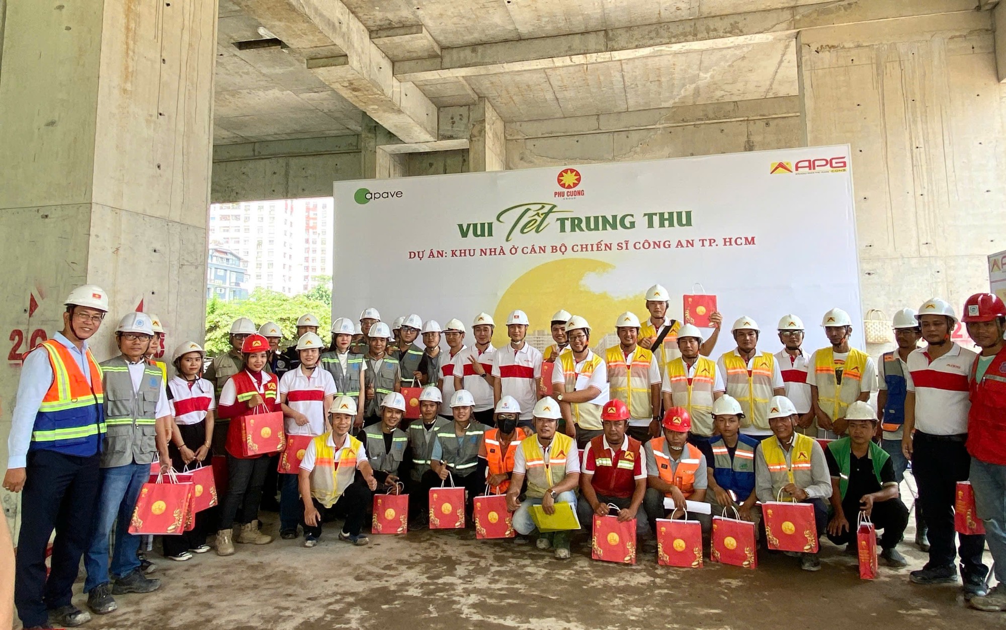 TẶNG QUÀ TRUNG THU CHO CÔNG NHÂN DỰ ÁN KHU NHÀ Ở CÁN BỘ CHIẾN SĨ CÔNG AN TP. HỒ CHÍ MINH